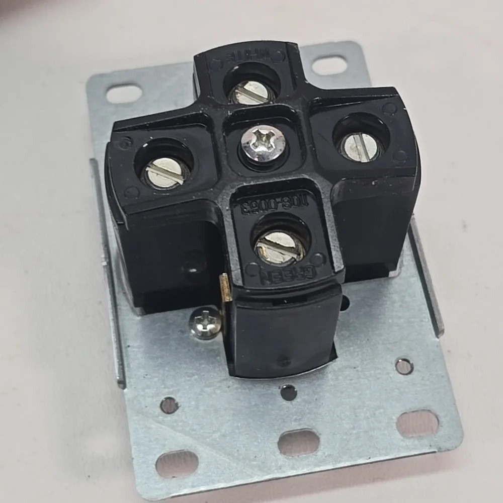 Legrand/Leviton 50-Amp Range Stove Outlet Flush Outlet 125v/250v‎